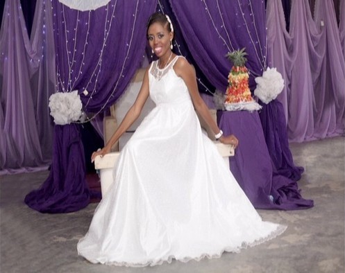 photo nigerian bride poses sleeveles wedding gown
