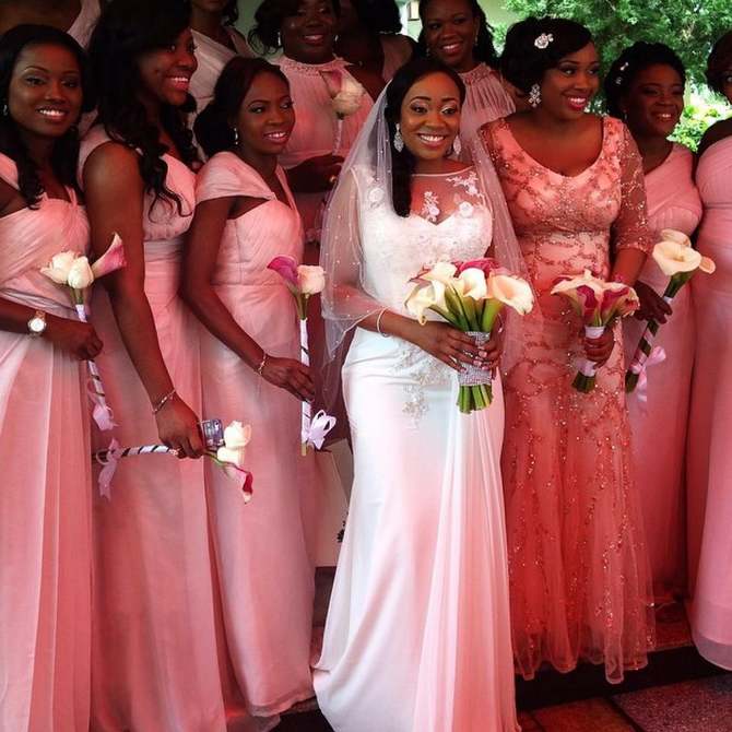 picture of nigerian bride flashes beautiful white bouquet