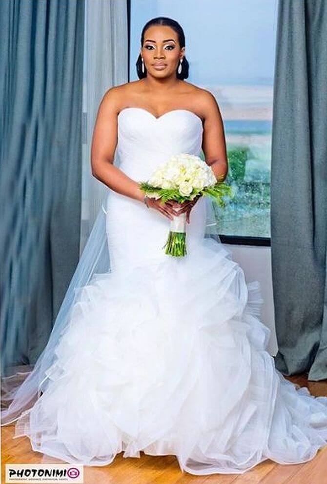 sweetheart neck wedding gown image
